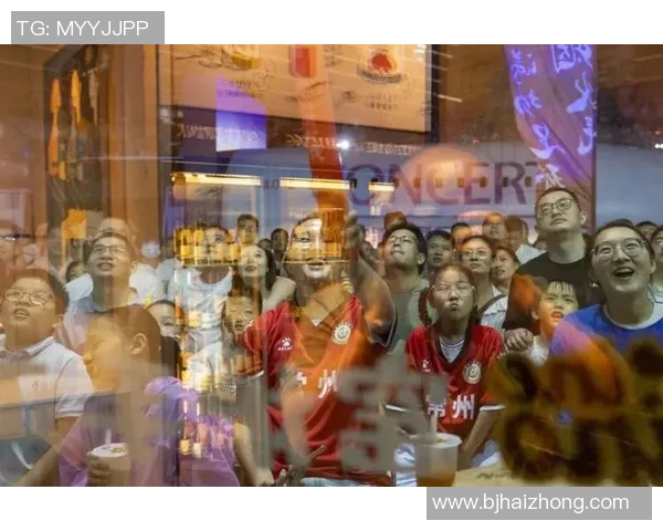 足球明星因踢瓶子挑战而走红网络引发全民模仿热潮